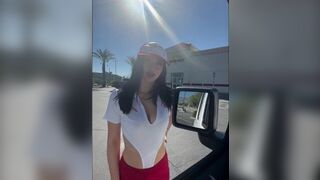 Сотрудник бургера трахается внутри и снаружи порно